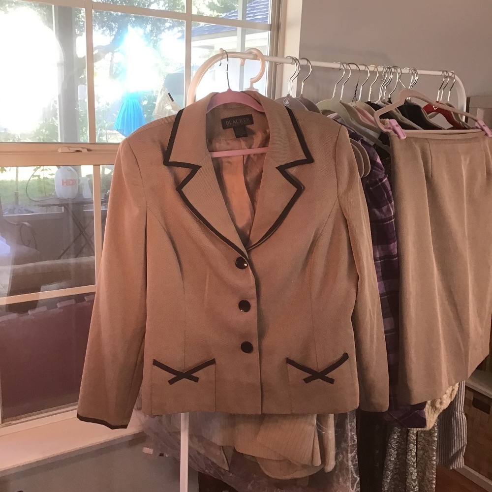 Skirt suit